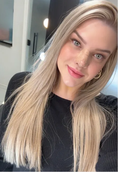 Cliente no estúdio Lashes Coach Studio com extensão de cílios aplicada