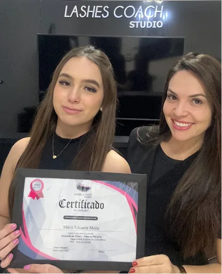 Aluna recebendo certificado do curso de extensão de cílios no Lashes Coach Studio