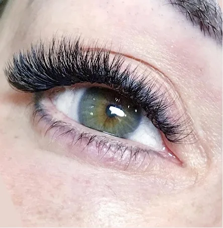 Detalhe macro de extensão de cílios fio a fio aplicada no Lashes Coach Studio